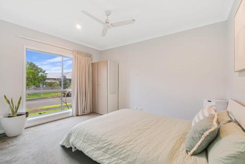 Katil atau katil-katil dalam bilik di The Sailfish Suite - Beachside Granny Flat by uHoliday