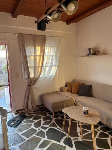 Χώρος καθιστικού στο red guesthouse