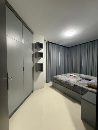 Un dormitorio con una cama y una ventana grande. en Formosa Residence Apartment 2BR Master #22, en Jodoh
