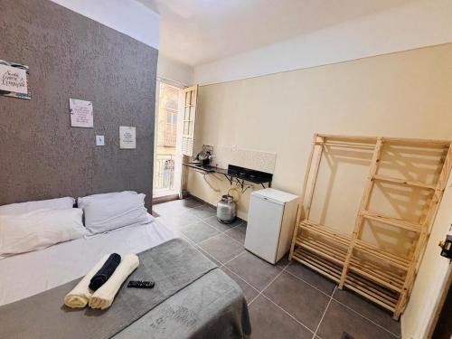 Una cama o camas en una habitación de Pequena Suíte Individual 106