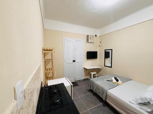 Una cama o camas en una habitación de Pequena Suíte Individual 106