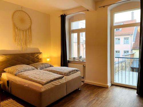 a bedroom with a bed and a large window at Altstadt Apartment Pirna 4 Personen Küche Netflix Top Location in Pirna