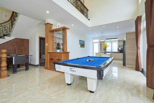a large room with a pool table in it at BIỆT THỰ NGHĨ DƯỠNG CAO CẤP THUỲ VÂN BÃI SAU VŨNG TÀU-Mt VƯƠNG VILLA in Vung Tau