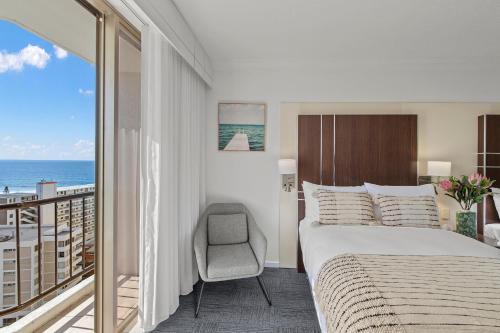 Postel nebo postele na pokoji v ubytování Beach Views at Mantra Level 12 Coastal Escape