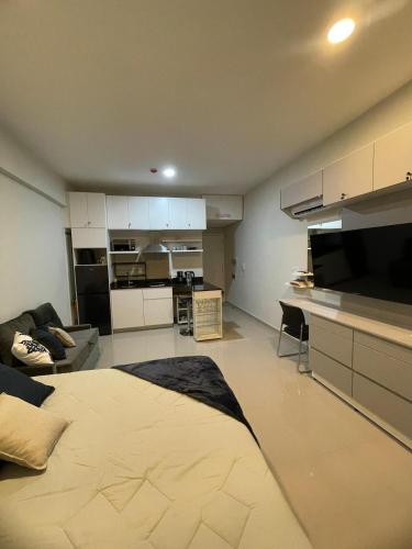 a living room and kitchen with a large bed at Monoambiente p3 personsas a pasos de Av Sta Teresa Asuncion, con balcon y Gran vista in Fernando de la Mora