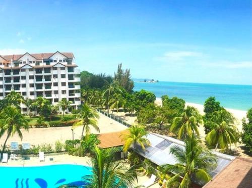 vista su un resort con piscina e spiaggia di SEAVIEW 2 BEDROOMS APARTMENT BAYU BEACH RESoRT PD a Port Dickson