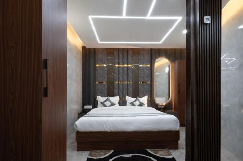 a bedroom with a large bed and a window at Hotel Shashi Grand, Jamui in Jamūi