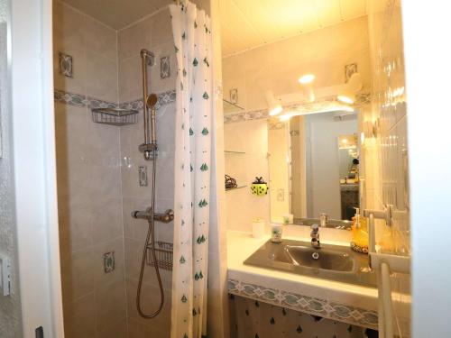 une salle de bain avec un lavabo et une douche avec un miroir dans l'établissement Studio Cosy avec Piscine et Parking au Grau-du-Roi - FR-1-307-287, au Grau-du-Roi