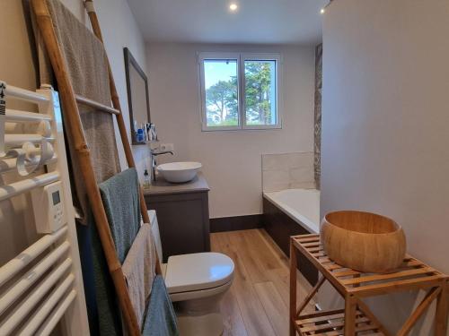 une salle de bain avec toilettes, lavabo et baignoire dans l'établissement Maison rénovée 2023 proche plage, Arzon, 10 pers, jardin, wifi - FR-1-775-30, à Arzon