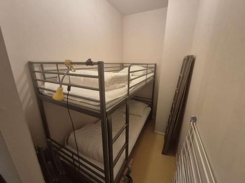quelques lits superposés dans une chambre dans l'établissement T2 cabine avec balcon et garage - Berck-Plage - FR-1-674-52, à Berck-sur-Mer