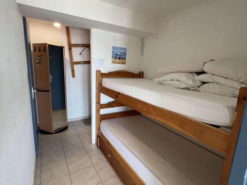 - une chambre avec 2 lits superposés et un réfrigérateur dans l'établissement Studio cabine, vue port, 4 pers, à 100m de la plage - FR-1-701-95, à Valras-Plage