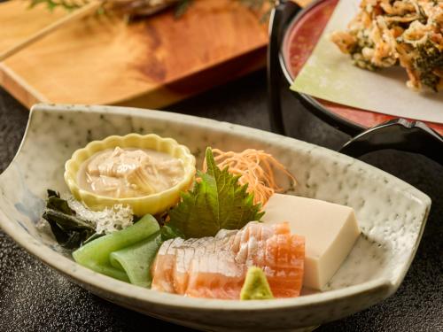 a bowl of food with sushi and other foods at Suikoen in Kawanehon