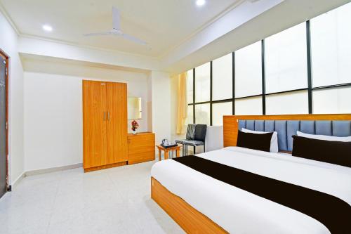 Postel nebo postele na pokoji v ubytování Super Townhouse OAK Santosh Nagar Hyderabad