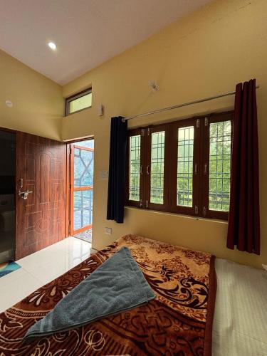 Una cama o camas en una habitación de Hotel Devyatra