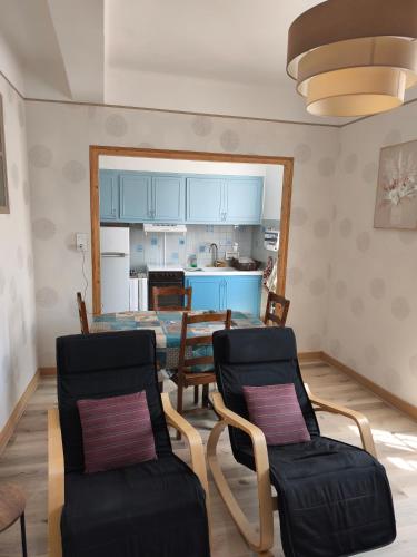 une cuisine et une salle à manger avec une table et des chaises dans l'établissement Maison catalane rénovée, à Montescot