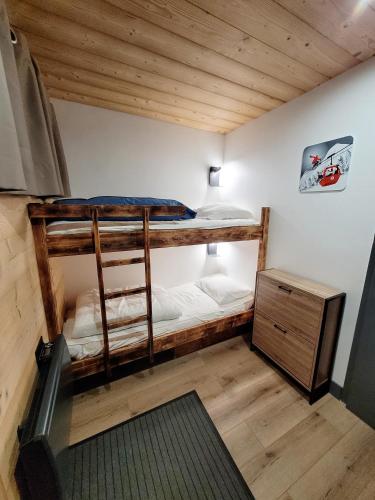 une chambre avec deux lits superposés dans une pièce dans l'établissement Studio rénové La Clusaz, à La Clusaz