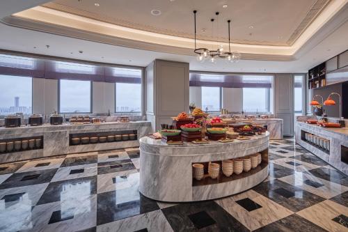 Makanan di atau berdekatan hotel