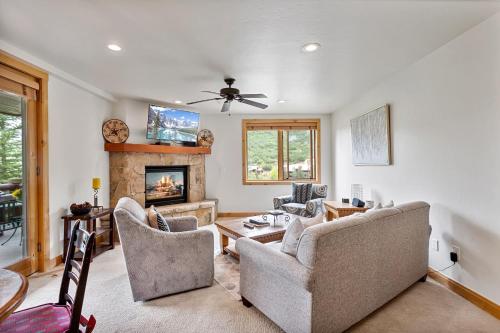 TV a/nebo společenská místnost v ubytování Trail's End Lodge At Deer Valley Resort - One Bedroom Residence With Spa #205