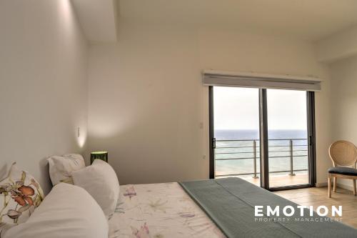 Ένα ή περισσότερα κρεβάτια σε δωμάτιο στο Brand New 2-bedroom apartment with sea view in Point Blanche