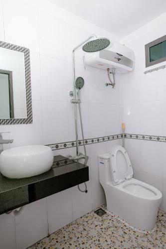 a bathroom with a toilet and a sink and a mirror at Tam Coc Moon Homestay in Vũ Lâm