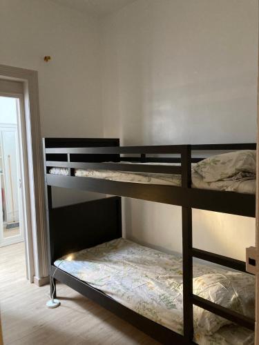 une chambre avec deux lits superposés dans une pièce dans l'établissement appartement 4 personnes sete centre, à Sète