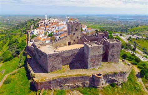 an old castle sitting on top of a hill at Casa Pito in Santo António do Baldio
