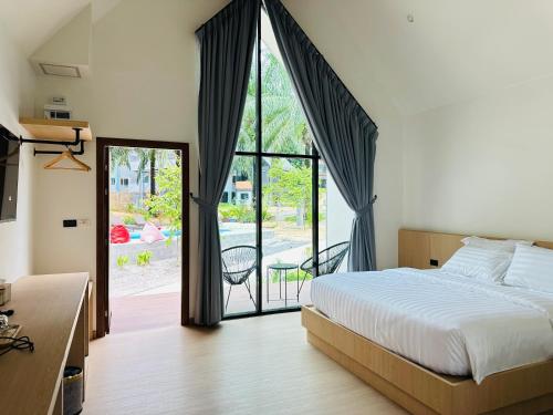 Postel nebo postele na pokoji v ubytování Khaosok Sunset Resort