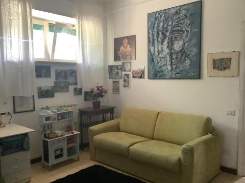 a living room with a couch and a table at Villa Nanda a 15 minuti da Roma piscina esclusiva , villa nella natura in Formello