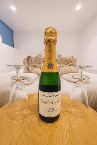 - une bouteille de vin sur une table avec deux verres dans l'établissement Le Ptit Saint Florent - Studio Indépendant & Spa, à Strasbourg