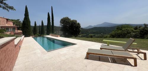 - une piscine avec un banc et une chaise à côté dans l'établissement Maison de charme dans les Dentelles de Montmirail, à Suzette