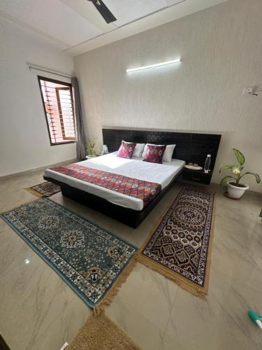 Katil atau katil-katil dalam bilik di The Giri Nandani Stays Agra