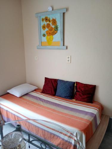 un lit dans une chambre avec un tableau sur le mur dans l'établissement Le cortal, à Las Illas