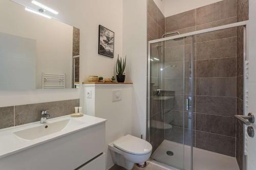 une salle de bain avec une douche, des toilettes et un lavabo dans l'établissement KOULOU Bel appartement neuf au cœur de Chiberta, à Anglet
