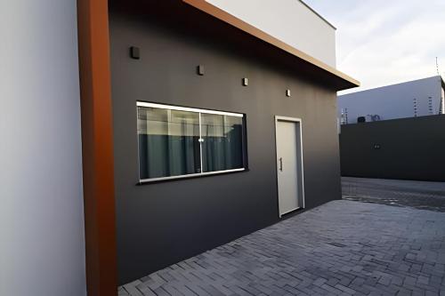 a building with a window on the side of it at Apartamentos novos em condomínio no Caçari in Boa Vista