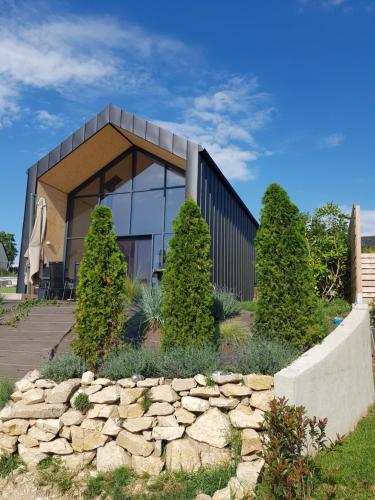 una casa con un muro di pietra di fronte di Chalet moderne 1 entre Evasion Design et Nature a Ruynes-en-Margeride