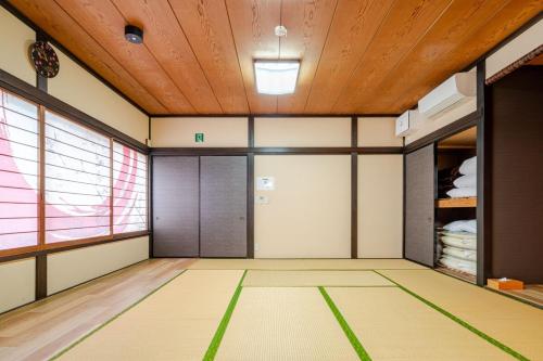 an empty room with a wooden ceiling at 箱根御泊処-庵- 047h in Hakone