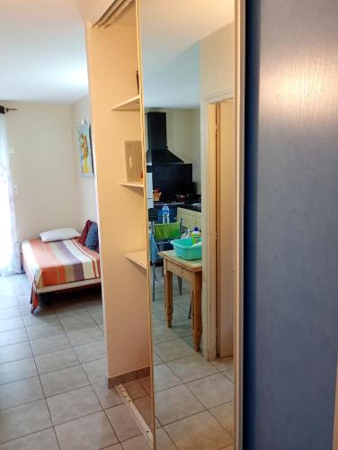 - un miroir dans une petite pièce avec une chambre dans l'établissement Le cortal, à Las Illas