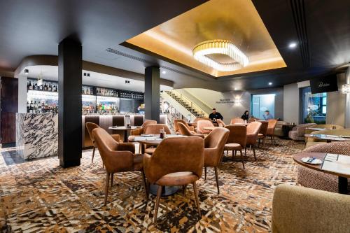 a restaurant with tables and chairs and a bar at Quality Hotel Parklake Shepparton in Shepparton