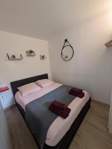 une chambre avec un lit avec deux serviettes dessus dans l'établissement Charmant T2 RD jardin grande terrasse coeur ville plage 2 m clim garage wifi, à Sainte-Maxime