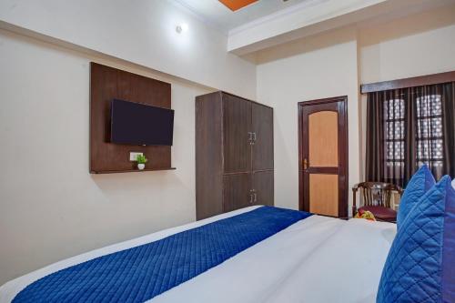 Ένα ή περισσότερα κρεβάτια σε δωμάτιο στο Hotel Vasundhara Grand - Near EDM Mall