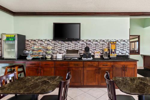 Køkken eller tekøkken på Quality Inn & Suites Seville