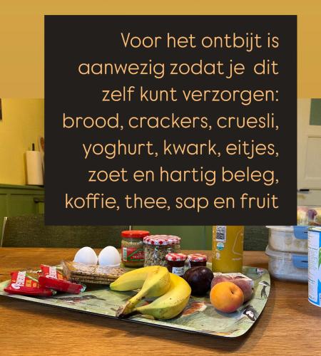 een schaal met fruit en groenten op een tafel bij B & B De Rozengracht in Doesburg