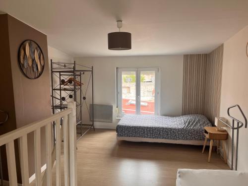 - une chambre avec un lit et un escalier avec une fenêtre dans l'établissement La Maison du Bastion - Gravelines centre, à Gravelines