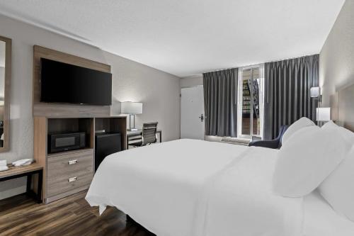 Quality Inn & Suites Ocala I-75にあるテレビまたはエンターテインメントセンター