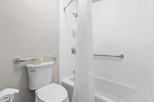 Quality Inn & Suites Ocala I-75にあるバスルーム