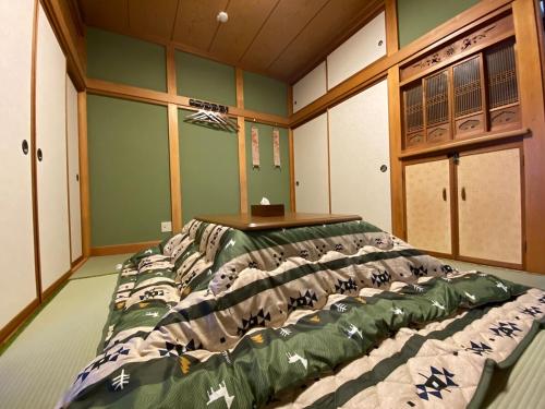 a bedroom with a large bed in a room at 箱根御泊処-紅葉- 049bH in Hakone