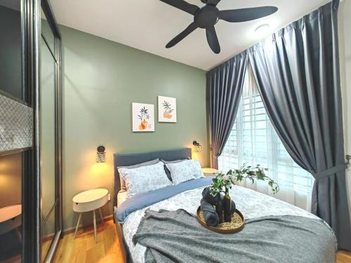 Postel nebo postele na pokoji v ubytování Ostia New Designer Spacious 4 BR w Netflix & Wifi