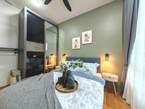 Postel nebo postele na pokoji v ubytování Ostia New Designer Spacious 4 BR w Netflix & Wifi