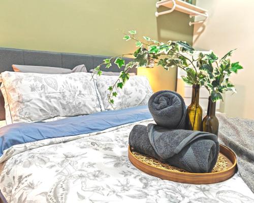Postel nebo postele na pokoji v ubytování Ostia New Designer Spacious 4 BR w Netflix & Wifi