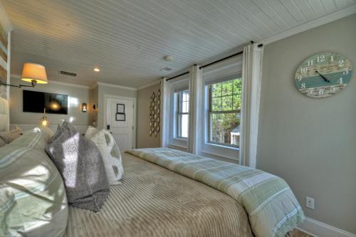 Postel nebo postele na pokoji v ubytování The Penthouses on Main - Downtown Blue Ridge